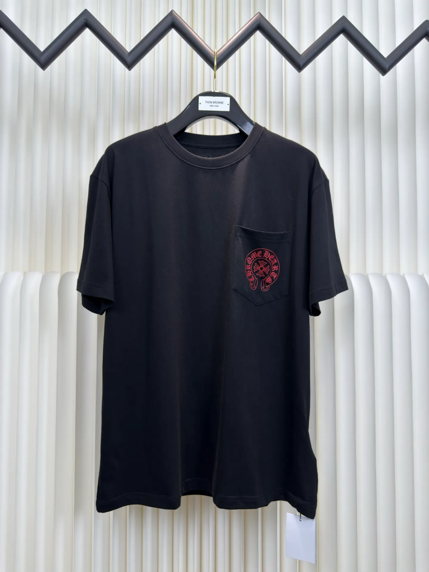 P250 Chrome Hearts comic printed short sleeves. The fabric is made of 26-woven 200g cotton. Printing is very important. The ink used in the original version is beyond the standard printing. General printing factories have no ability to restore it. After running many factories, the time pays off in the end. Size S M L